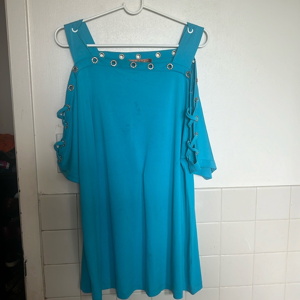 Belldini cold shoulder top 1X Blue Bliss/Gold runs big like 2X